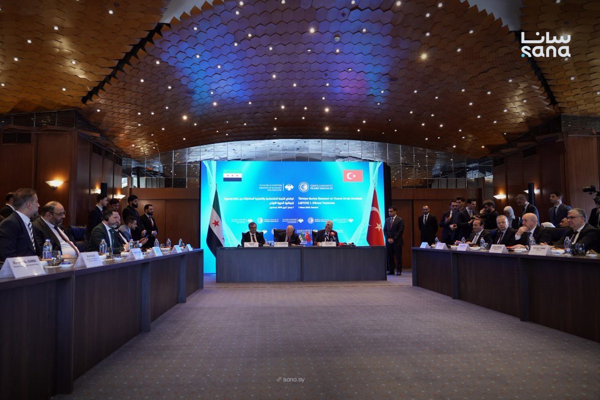 سوريا و #تركيا توقعان اتفاقية تعاون اقتصادي وتجاري، وذلك في ختام أعمال  الاجتماع الأول للجنة الاقتصادية والتجارية المشتركة بين البلدين في إسطنبول،  حيث تهدف إلى تعزيز التعاون بمجالات التجارة والاستثمار، وتسهيل حركة