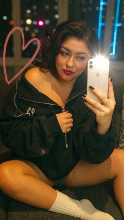 DolliApplewhite's tweet photo. You don't mind if I borrow your hoodie, right? #AIGirlfriend #onlyfans #bbw #callmedolli https://t.co/RbF8YfGHaJ