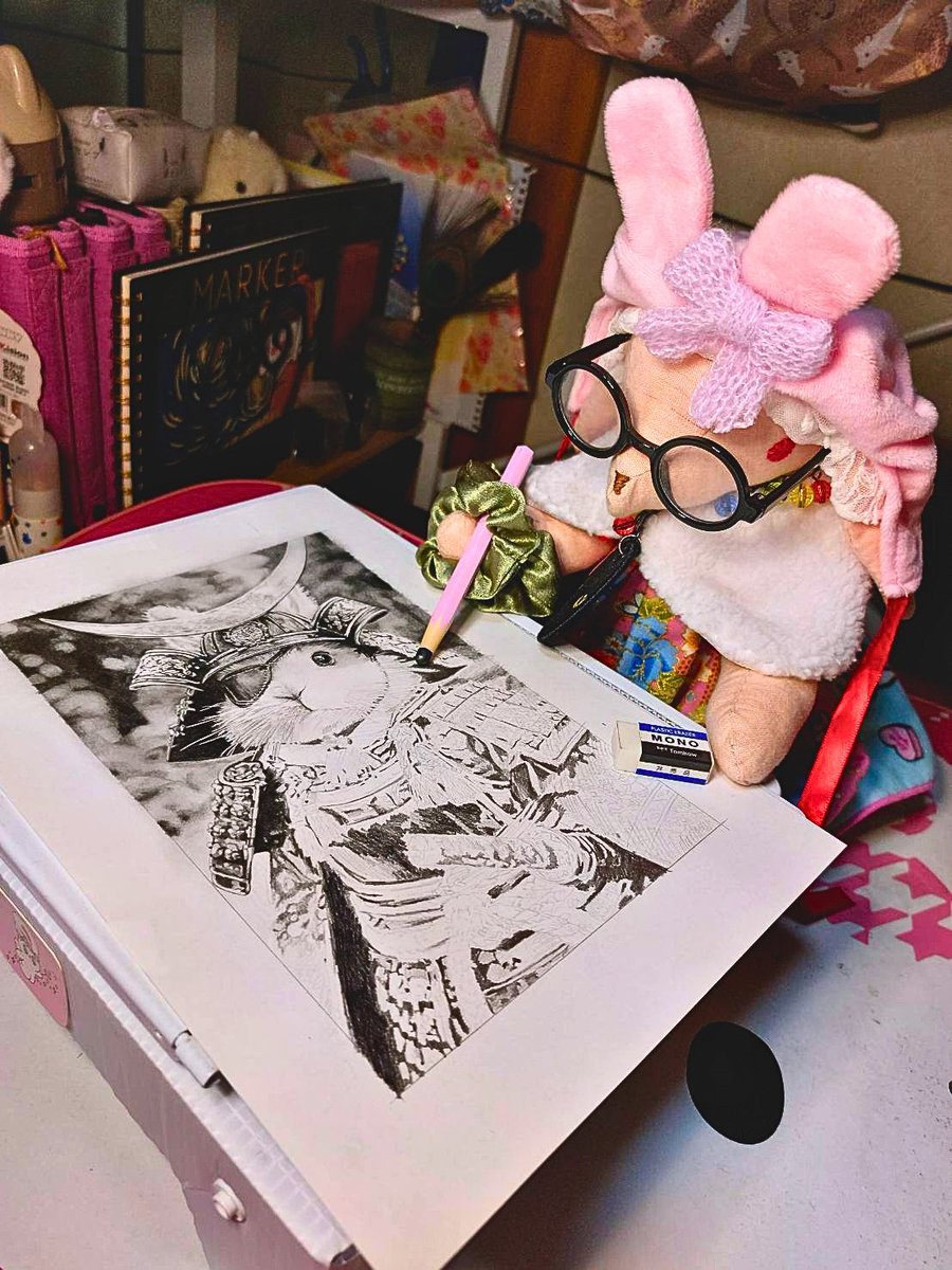 ainosuke_art's tweet photo. やわらかな毛並みの奥に、
静かに燃える覚悟がある。
守るために、強くなる。
ただ、それだけ。

#鉛筆画
#アナログイラスト
#うさぎアート
#制作過程
#モノクロアート
#甲冑 https://t.co/k33IbHJaLk