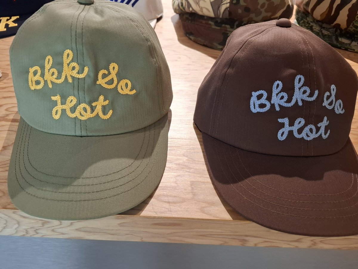 KhaosodEnglish's tweet image. “BKK So Hot”
You can read it both way, but given the scorching summer heat in Bangkok and feels like 43 degrees 　even at 17.00 today, we can probably be very literal about it.
(Photo by @PravitR) #Thailand #Bangkok #summerheat #Thaifashion