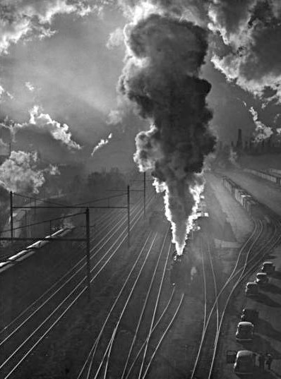 CheminsdeFerTC's tweet image. Même les panaches de fumées étaient plus hauts aux =&amp;gt;#USA et leurs volutes y rejoignaient les nuages, comme ici avec cette =&amp;gt;#vapeur à #Baltimore (#Maryland) en 1949.
📷A. Aubrey Bodine, source : baltimore.citybuzz.co