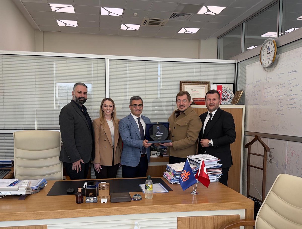 ggydankara2003's tweet photo. Başkan Yardımcımız Emre Ünaldı, Parlamento ve Kamu İlişkilerinden Sorumlu Yönetim Kurulu Üyemiz Deniz Oranlı Hakimoğlu ve Parlamento ve Kamu İlişkileri Kurulu Başkanımız Sinan Cumba, Devlet Malzeme Ofisi Strateji Geliştirme Daire Başkanı Sayın Yücel Efe’yi ziyaret etti.

🤝 Gerçekleştirilen görüşmede, derneğimizin yürüttüğü çalışmalar ve faaliyetler hakkında bilgi paylaşımında bulunuldu.

Nazik ev sahipliği ve değerli yaklaşımları nedeniyle Sayın Yücel Efe’ye teşekkür ederiz.

#GGYDHepİleri

@nezihallioglu