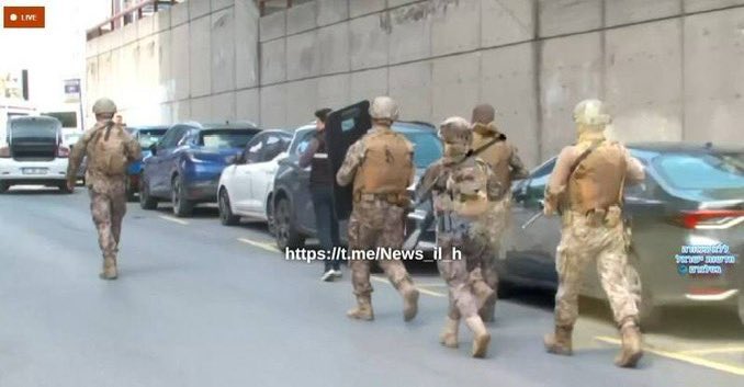 TheWorldWar12's tweet image. #BREAKING Unknown gunmen attempted to attack the Israeli consulate in Istanbul, Turkey.

Turkish police killed 3 gunmen, while 2 police officers were injured. The Israeli consulate has been secured by Turkish police, and the incident ended.