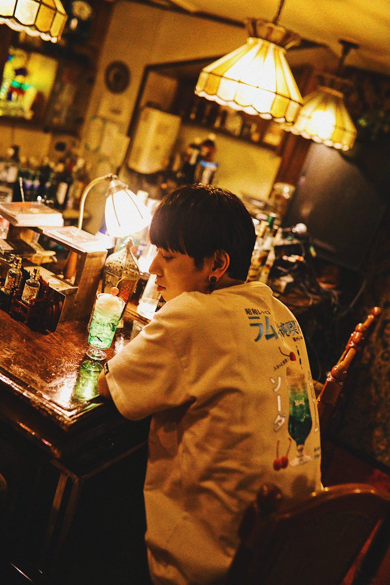 XRAGEJP's tweet photo. Saucy Dog　石原 慎也が纏う、現代の昭和レトロ。

【明日販売】
-数量限定販売-
4月8日　6:00PM (GMT+8）

https://t.co/HqNOw8ZWw1

XRAGEが贈る——「昭和レトロ・喫茶店」コレクション。
あの懐かしさを、最高級の刺繍で表現。

Saucy Dog 石原 慎也 (Vo/Gt）
@saucydog_sinn 

#XRAGE #saucydog https://t.co/HJq0TuYZPu