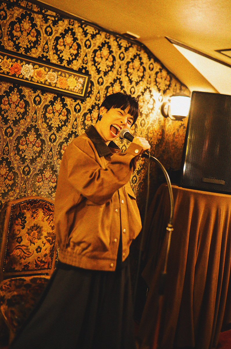 XRAGEJP's tweet photo. Saucy Dog　石原 慎也が纏う、現代の昭和レトロ。

【明日販売】
-数量限定販売-
4月8日　6:00PM (GMT+8）

https://t.co/HqNOw8ZWw1

XRAGEが贈る——「昭和レトロ・喫茶店」コレクション。
あの懐かしさを、最高級の刺繍で表現。

Saucy Dog 石原 慎也 (Vo/Gt）
@saucydog_sinn 

#XRAGE #saucydog https://t.co/HJq0TuYZPu