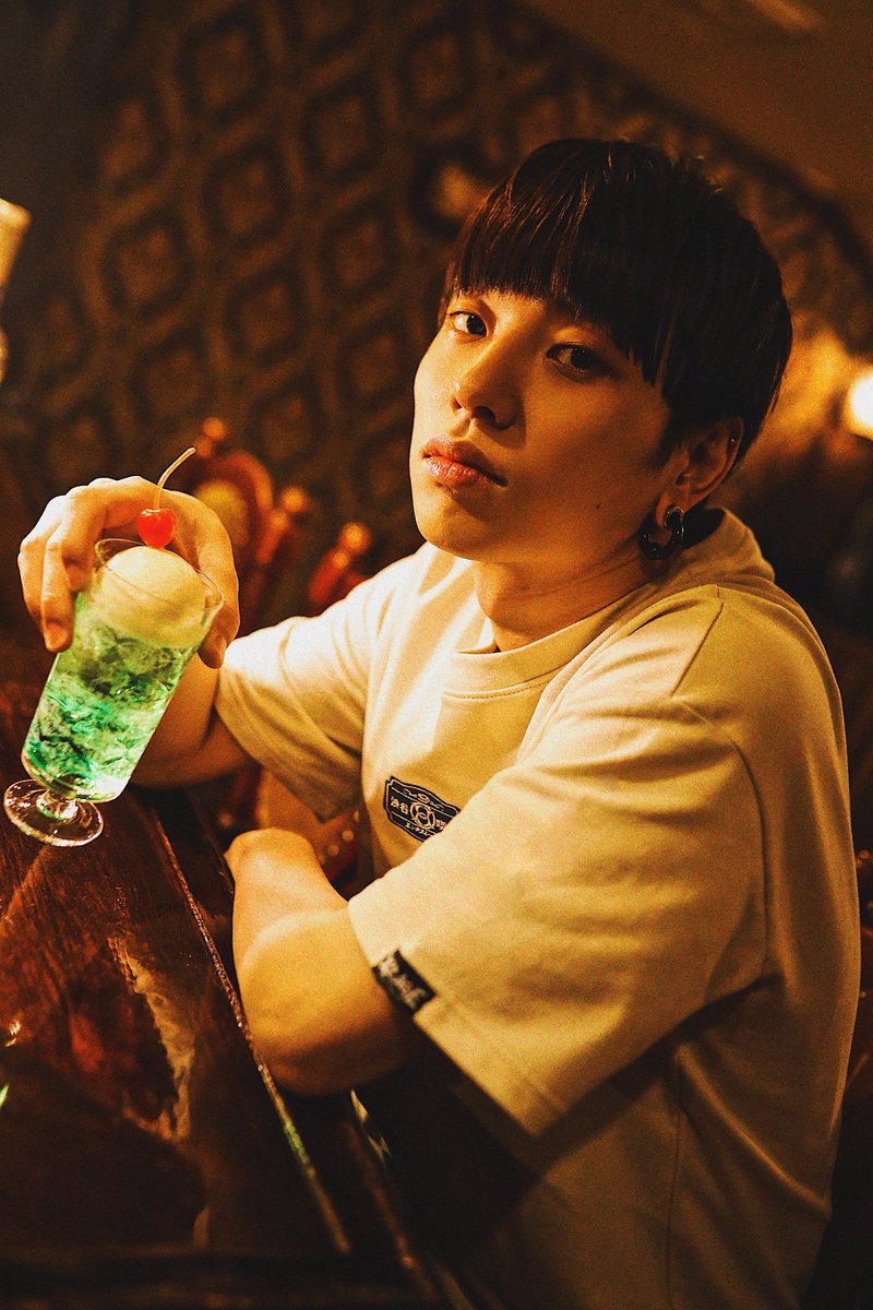 XRAGEJP's tweet photo. Saucy Dog　石原 慎也が纏う、現代の昭和レトロ。

【明日販売】
-数量限定販売-
4月8日　6:00PM (GMT+8）

https://t.co/HqNOw8ZWw1

XRAGEが贈る——「昭和レトロ・喫茶店」コレクション。
あの懐かしさを、最高級の刺繍で表現。

Saucy Dog 石原 慎也 (Vo/Gt）
@saucydog_sinn 

#XRAGE #saucydog https://t.co/HJq0TuYZPu