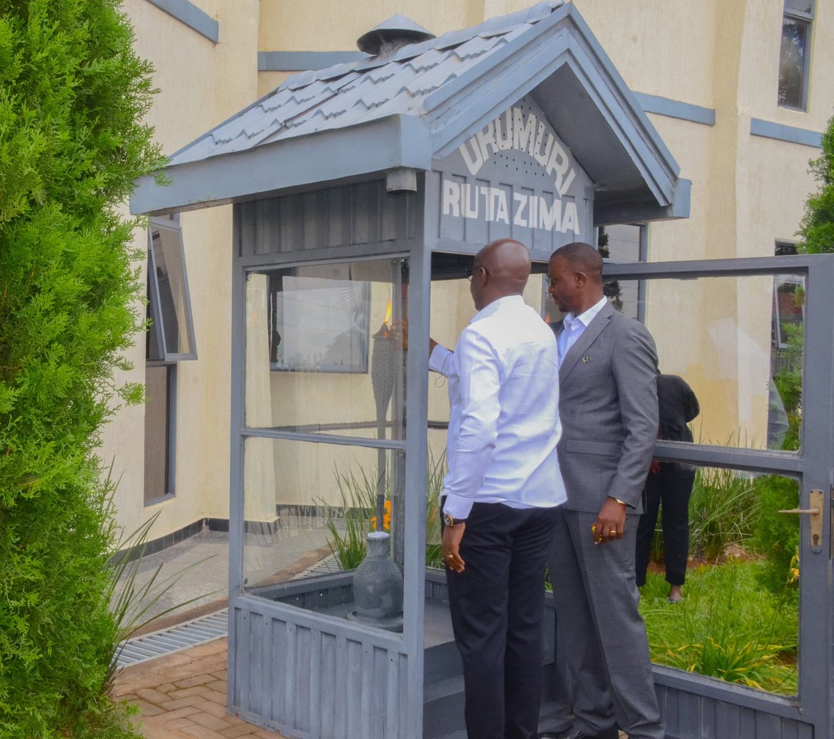 IctGatsibo's tweet photo. Mu Midugudu yose@GatsiboDistrict hatangijwe icyumweru cy'icyunamo cyo Kwibuka ku nshuro ya 32 Jenoside yakorewe Abatutsi mu Rwanda muri 1994 ku nsanganyamatsiko igira iti "Kwibuka twiyubaka". Iki gikorwa cyabanjirijwe no gucana urumuri rw'icyizere no gushyira indabo ku mva https://t.co/GgsvgSmEdT