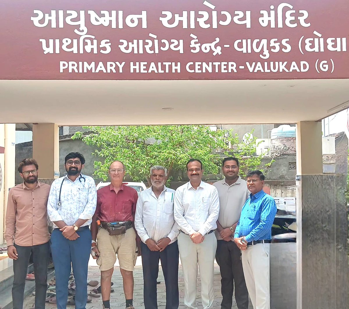 આજે ફ્રાન્સથી આવેલા એક ઇજનેરે સારવાર માટે PHC વાલુકડ G ની મુલાકાત લીધી હતી. તેમણે સરકારી આરોગ્ય પ્રણાલીમાં વિશ્વાસ વ્યક્ત કર્યોઅને PHCના સ્ટાફદ્વારાઆપવામાં આવેલીસારવાર, અત્રેની સ્વચ્છતા,સહાનુભૂતિપૂર્ણ અને સૌજન્યપૂર્ણ સેવાઓની પ્રશંસા કરીઆવા પ્રતિસાદો ઉત્તમ સેવા માટે પ્રેરણા આપે છે