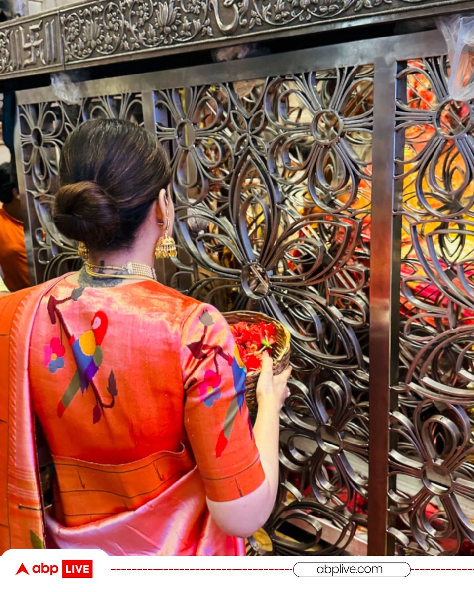 ABPNews's tweet image. Kangana Ranaut ने कोलकाता स्थित कालीघाट मंदिर में किए मां काली के दर्शन, सामने आईं तस्वीरें. 

#KanganaRanaut #Kolkata #ABPNews