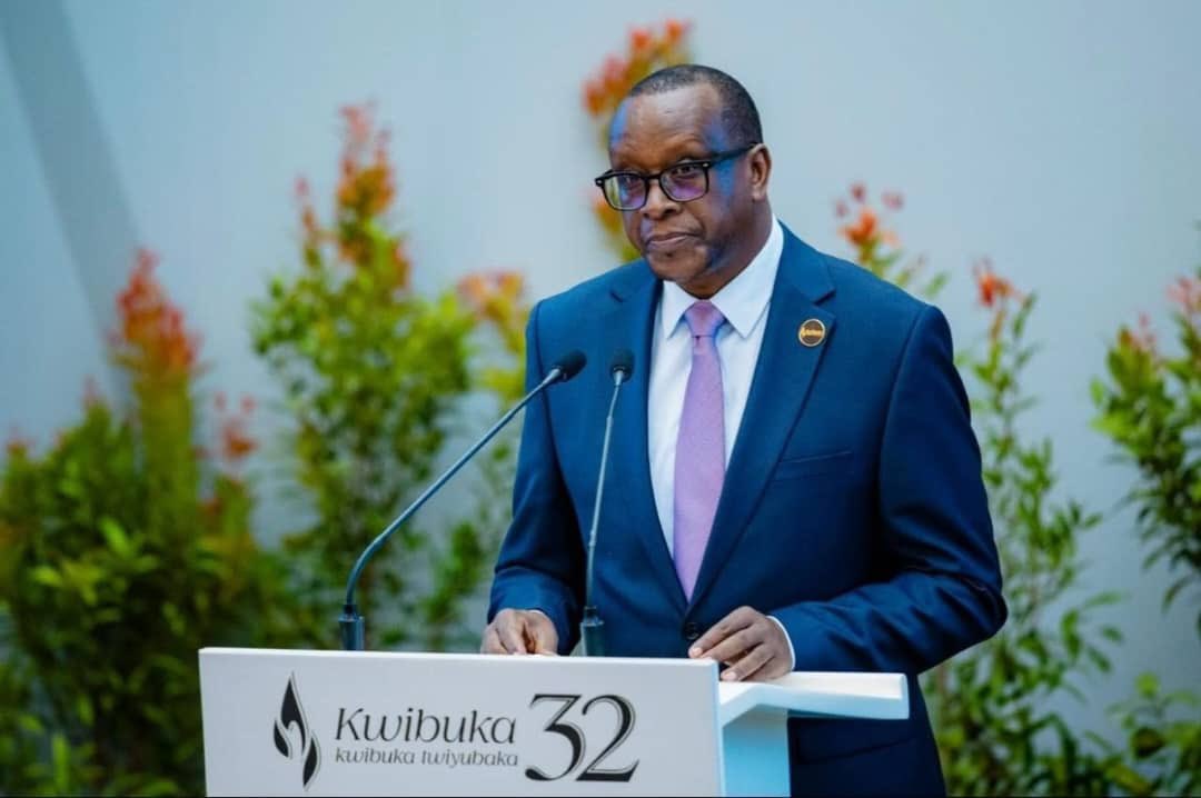 noellashyaka's tweet photo. Minisitiri @DrDamascene yavuze ko Jenoside yakorewe Abatutsi yashoboraga gukumirwa, kuko kuva mu 1990 hari ibimenyetso bigaragaza itegurwa ryayo byari bizwi ariko bikirengagizwa n’amahanga. Yagaragaje ko Leta y’u Rwanda y’icyo gihe yakoreshaga ubukangurambaga bwigisha ko Umututsi ari umwanzi w’Igihugu, mu gihe amahanga yakomeje kurebera, habura ubushake bwa politiki bwo gufata ingamba zo kuyikumira no kuyihagarika.

Yakomeje avuga ko hagati ya 1990–1994 Jenoside yateguwe ikanashyirwa mu bikorwa amahanga abireba, ndetse nyuma Komisiyo ya Loni mu 1999 igaragaza ko inzego z’Umuryango w’Abibumbye zagize uruhare mu kudakumira Jenoside. Yibukije ko bamwe mu bayobozi mpuzamahanga, barimo abahagarariye ibihugu nka Leta Zunze Ubumwe za Amerika, u Bubiligi n’u Bufaransa, basabye imbabazi, ariko ashimangira ko ibyabaye bitazongera ukundi kuko Abanyarwanda biyemeje kubirwanya no kurinda ubumwe bwabo. 
#Kwibuka32