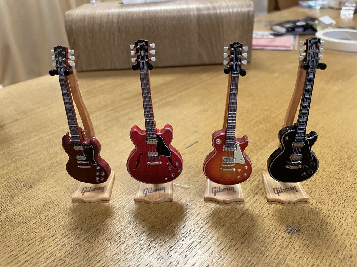 CleanerBeach's tweet photo. 噂のGibsonガチャ、335とLP狙いで4回まわしてLP、LPカスタム、SG×2だったところにSG狙いのお兄さんに声をかけられ、そのお兄さんがまさかの335一発ゲットでその場で交換していただきました！ありがとうございました！ https://t.co/HfQRmRUYIV