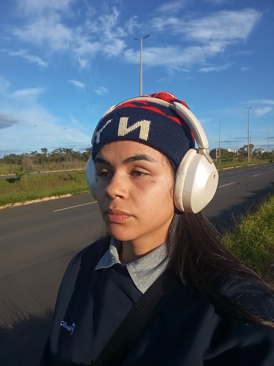 Haruk4ll's tweet photo. Ninguém sabe que essa skin está ouvindo Gino e Geno. https://t.co/UMWHwm8bpL