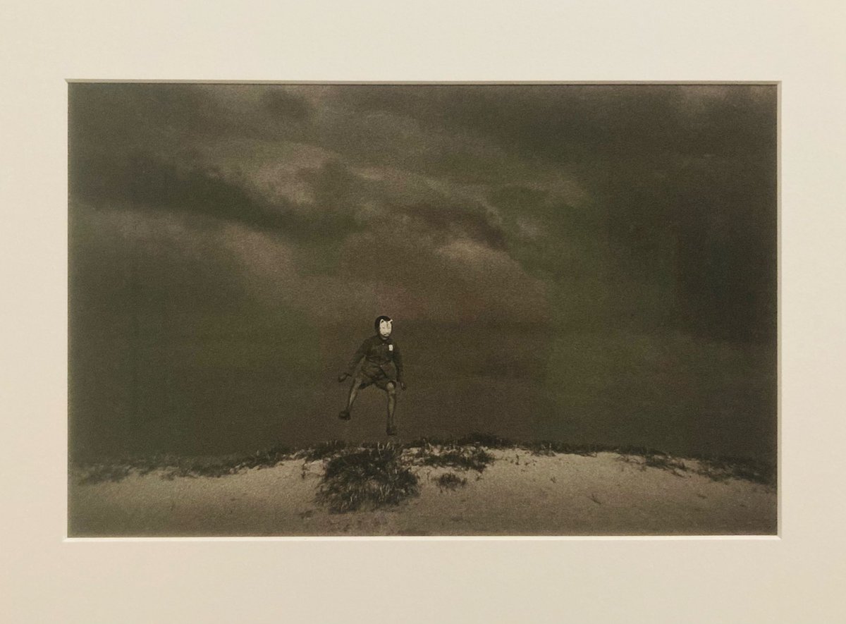 植田正治、東京国立近代美術館でみてすごく気に入ったのでTOPコレクションでもみられるの嬉しいな📷

まさに「砂丘劇場」というタイトルがぴったりの演出し尽くされた風景。

4枚目の《子狐登場》良すぎる〜〜