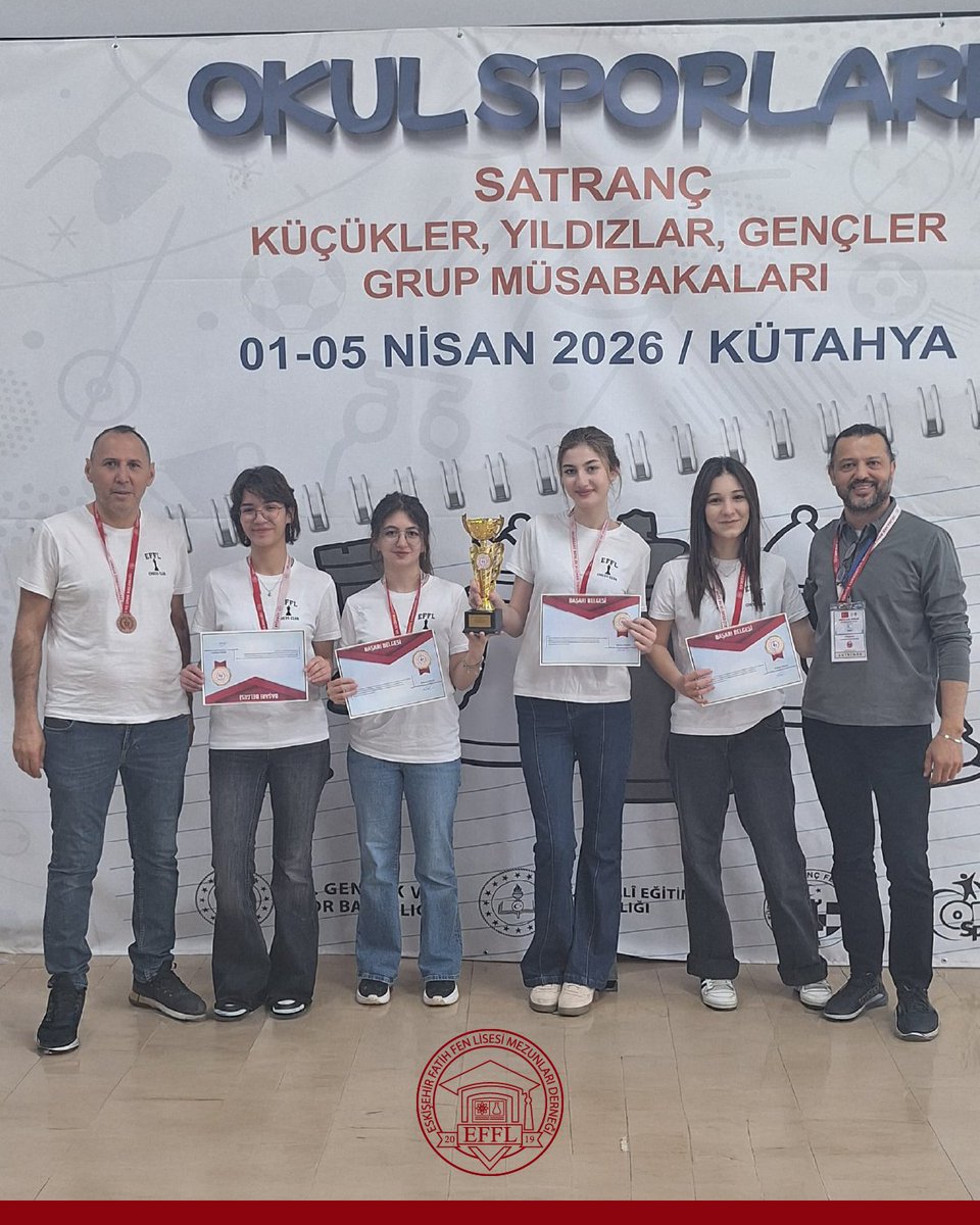Bu sene yenilgisiz il şampiyonu olan, Kütahya’da düzenlenen Bölge Şampiyonası’nda da büyük bir başarıya imza atarak Türkiye finallerinde Eskişehir’imizi temsil etmeye hak kazanan Kız Satranç Takımımızı gönülden kutluyoruz!

#effl #satranç #koru