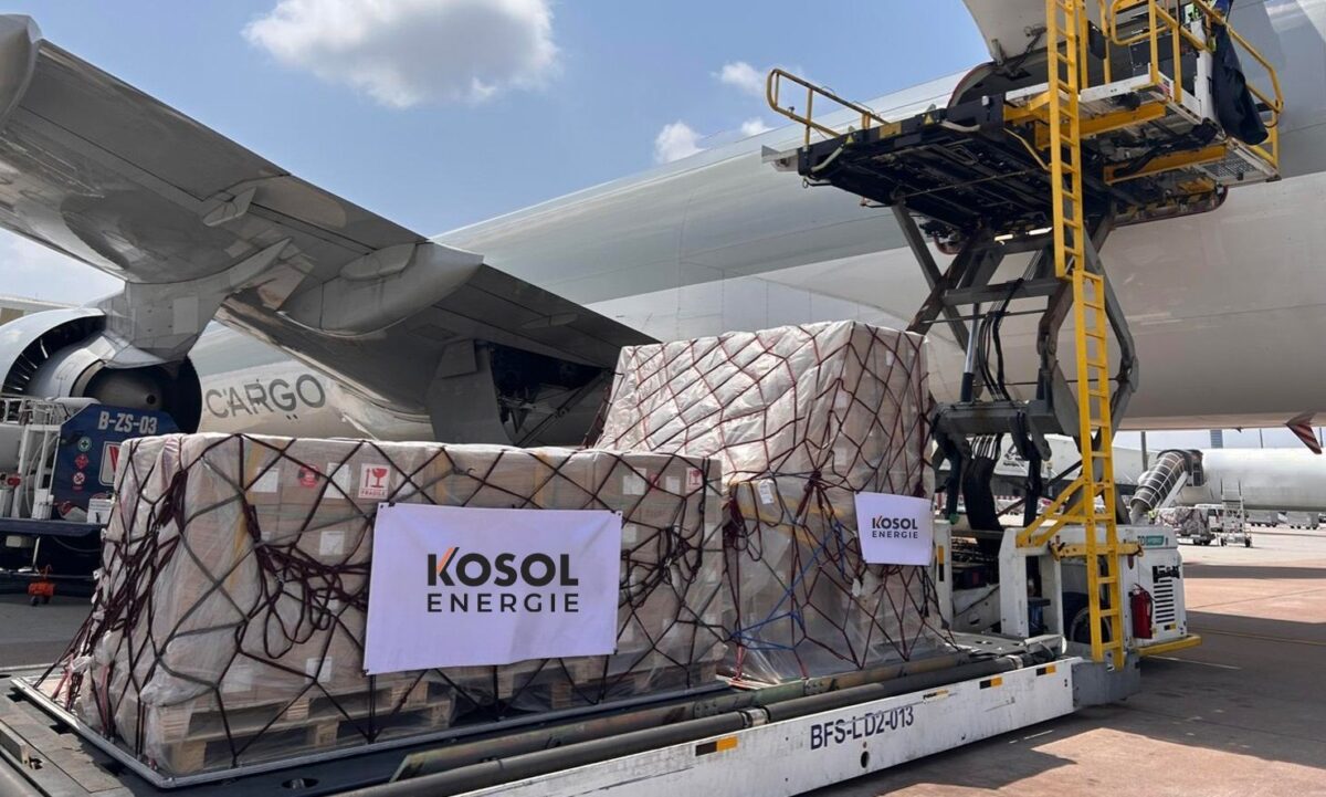 pvmagazineindia's tweet image. Kosol Energie airlifts 100 tonnes of solar cells to Ahmedabad: This strategic airlift was undertaken to ensure uninterrupted PV module manufacturing and supply for customers across utility-scale and commercial &amp;amp;… dlvr.it/TRvnqg #SolarEnergy #IndiaSolar #RenewableIndia
