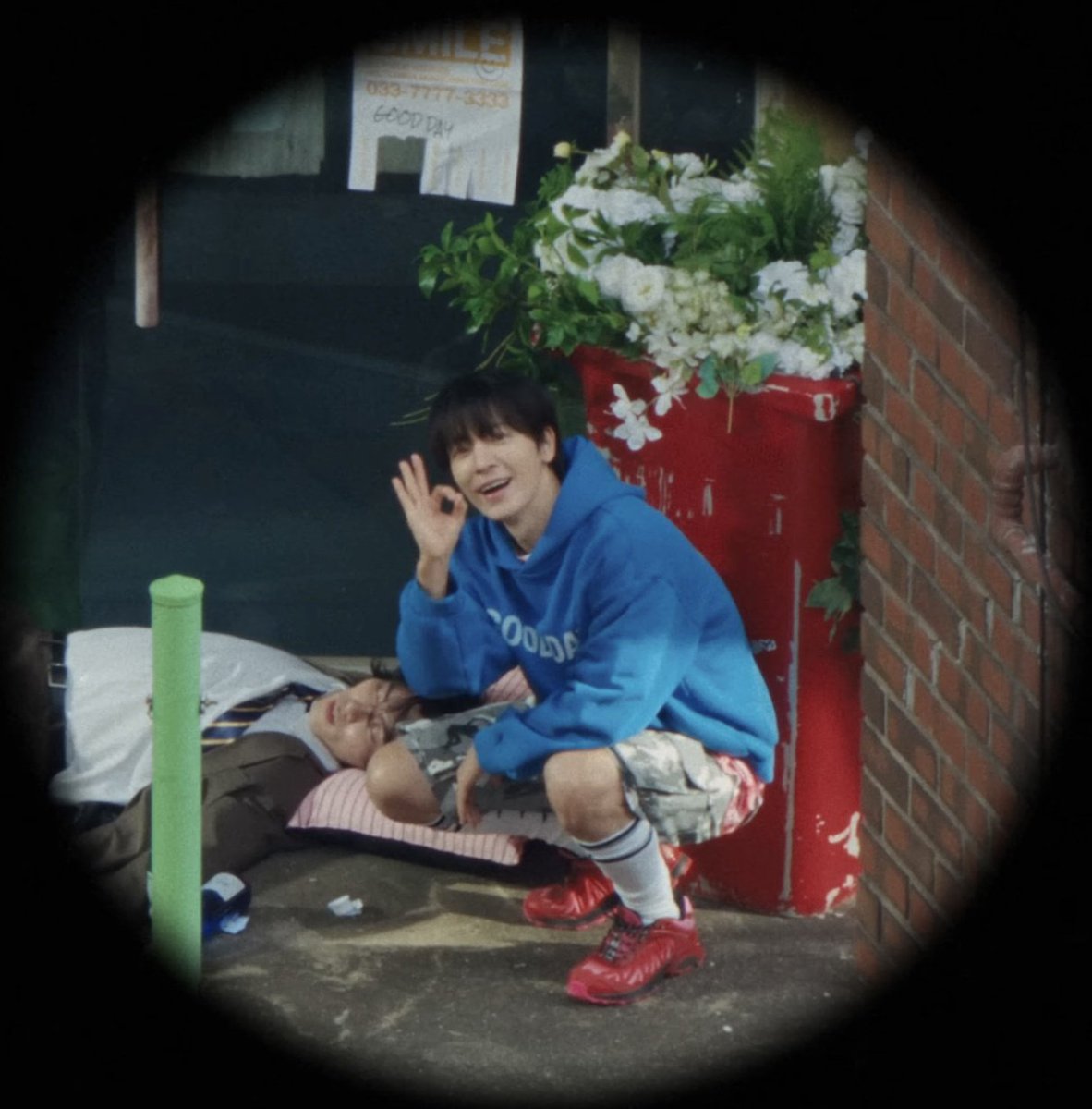 pyeehae's tweet image. This is so Donghae so adorable so kind so cute! Hes such a sunshine! 🥹🥹🥹🌞🌸
MV and song is so cute! Good vibes and bringing smile to my mundane life 🤩🤩

#Donghae #GoodDay #Good_Day_with_Donghae @SJ_DnE_official @donghae861015