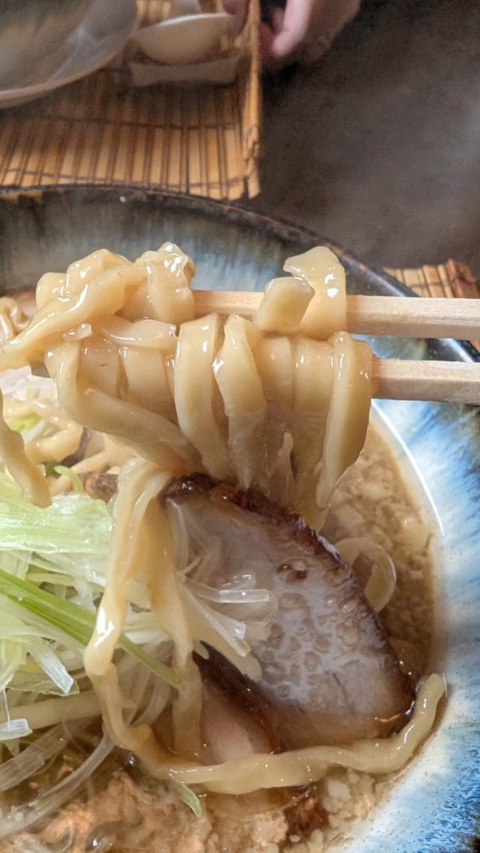 COOcyan's tweet photo. 「煮干中華つなぐ」
チャーシュー煮干中華、大盛完食。
 久しぶりにスープも飲み干しました。
生卵は食べ放題。
#新潟
#ラーメン 
#食べ放題 https://t.co/gb7Y6o4XGO