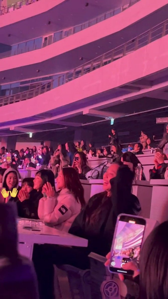 allaboutpgy's tweet photo. Park Gyuyoung spotted on #SEVENTEEN's concert and she chatted to #MoonSangmin 

cr : ctto

#ParkGyuYoung #박규영 #パクギュヨン #朴圭瑛 https://t.co/qETnsmEfVe