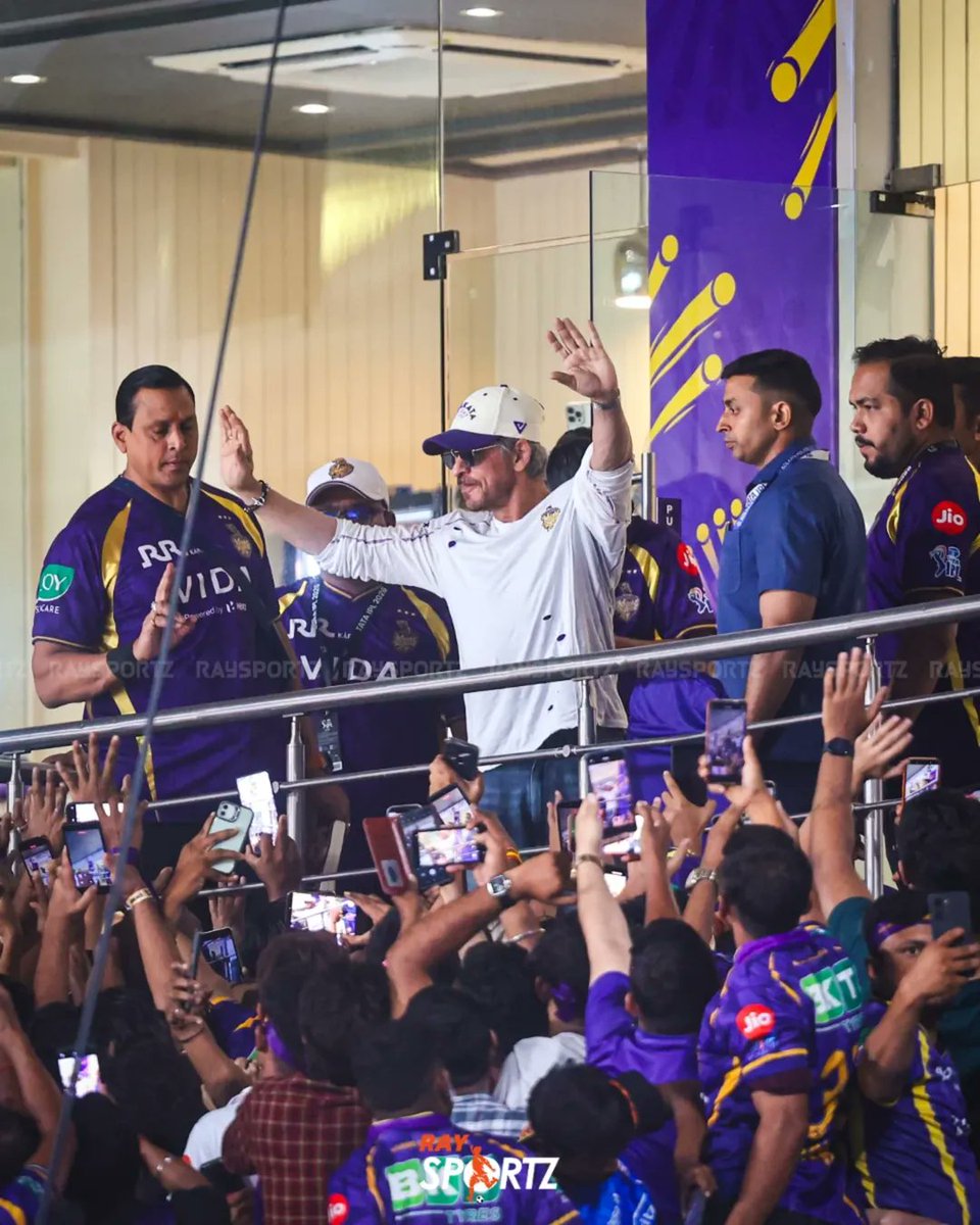ImshikharNegi's tweet photo. STADIUM KO HI MANNAT BANA DIYA🥵

#ShahRukhkhan @iamsrk https://t.co/NXqXBiKJ3d