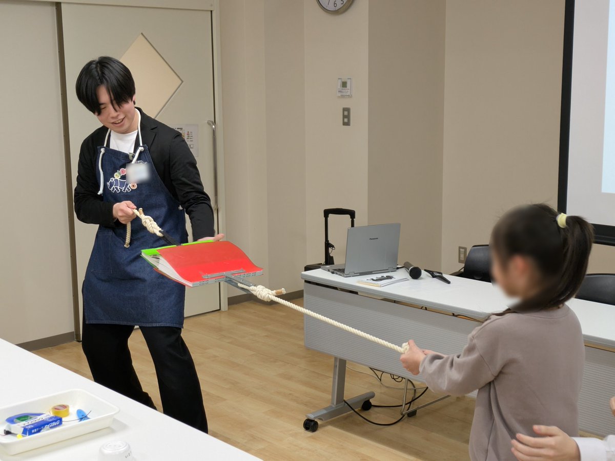 tscitech's tweet photo. 3月8日にカムカム新蒲田にて「ホバークラフト」の工作教室を行いました。
ホバークラフトは、プロペラの風で浮くことで摩擦力をなくしてスイスイ進める船の工作です。
工作や実験を楽しみながら、摩擦力に対する理解を深めていました。
ご参加いただいた皆様、ありがとうございました！ https://t.co/IFXtg8dLvs