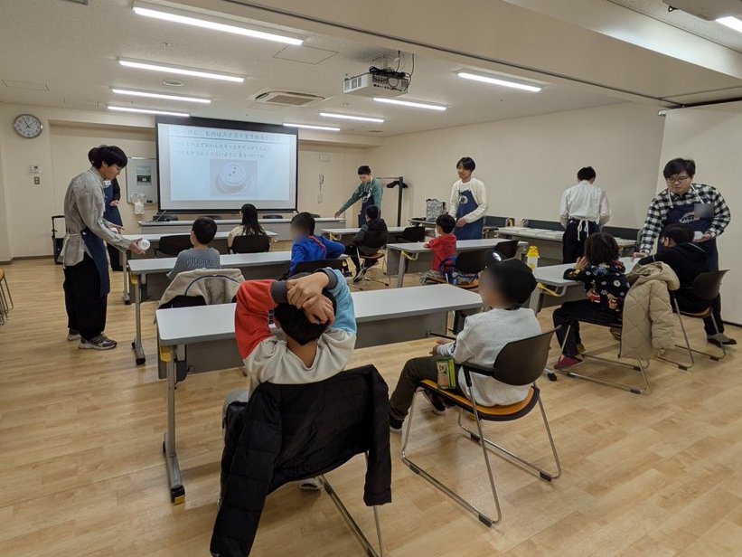 tscitech's tweet photo. 3月8日にカムカム新蒲田にて「ホバークラフト」の工作教室を行いました。
ホバークラフトは、プロペラの風で浮くことで摩擦力をなくしてスイスイ進める船の工作です。
工作や実験を楽しみながら、摩擦力に対する理解を深めていました。
ご参加いただいた皆様、ありがとうございました！ https://t.co/IFXtg8dLvs