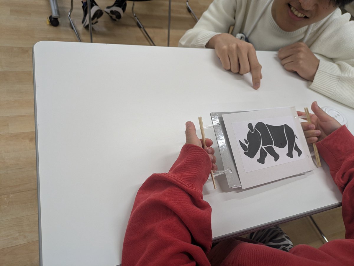 tscitech's tweet photo. 3月8日にカムカム新蒲田にて「ホバークラフト」の工作教室を行いました。
ホバークラフトは、プロペラの風で浮くことで摩擦力をなくしてスイスイ進める船の工作です。
工作や実験を楽しみながら、摩擦力に対する理解を深めていました。
ご参加いただいた皆様、ありがとうございました！ https://t.co/IFXtg8dLvs