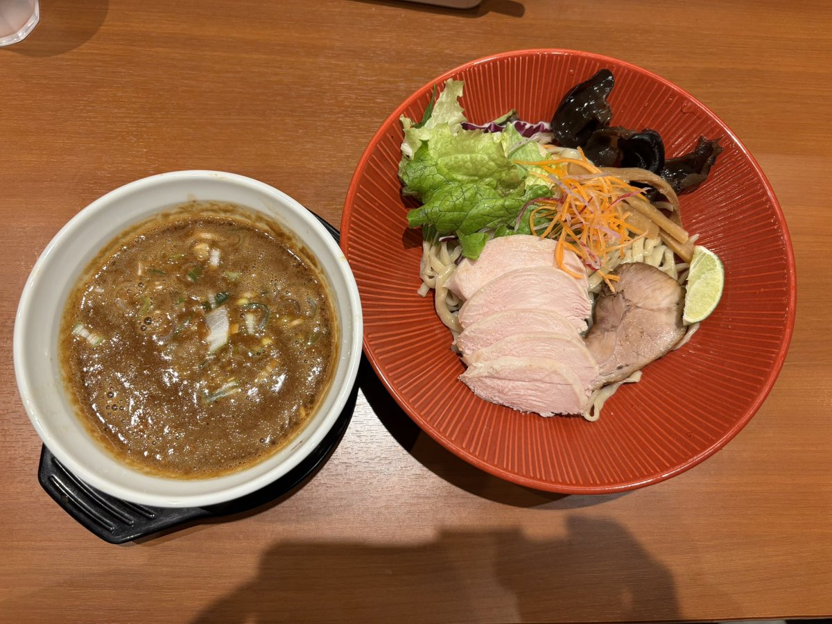 nabonayo2's tweet photo. ラーメン探訪『二閑人』元町・中華街
つけ麺・鶏チャーシュー

初訪🔰
超濃厚な動物系のつけ汁､見た目程くどくは無く酸味や辛味もある不思議な後味😊👌生野菜や木耳トピも珍しい👍豚に鶏チャーシューは優しい味付け💯💯💯強烈な食感の平打ち麺は激旨🈵🌈流石､鎌倉の銘店の系譜､ご馳走様でした🍜🙏🙇‍♀️ https://t.co/NDg1Zrh3si