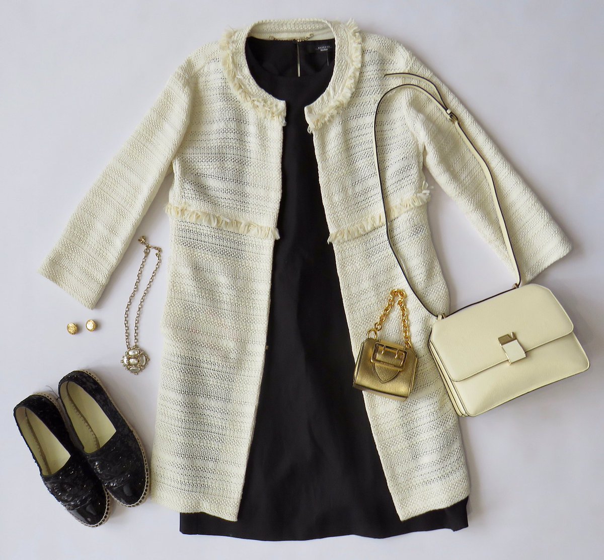 ArchLabelAgency's tweet image. #MaxMara black sleeveless dress, £50, UK 10 🖤 #Marella cream fringed long jacket, £100, Small 🖤 #CHANEL black espadrilles, £350, EUR 41 🖤 #Valextra weekend Hobo bag, £500 (RRP £1,980) 🖤 #Burberry mini bag charm, £220 🖤  CHANEL Vintage pearl pendant £350 🖤#ootd #monochrome