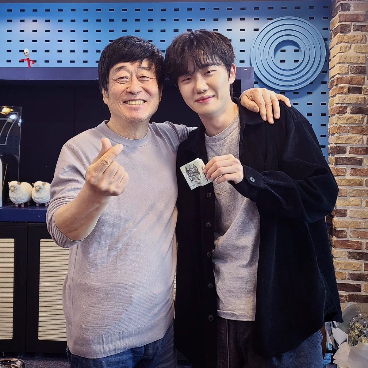 ('-' э )Э tweet media