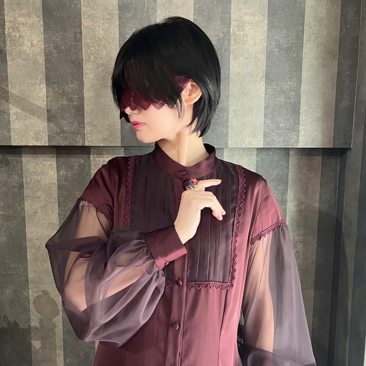 【商品紹介】

📢店頭に即日販売分が少量入荷しました✨️

◆アイベール（3色/3種）
・ブラック
・ホワイト
・ボルドー
¥2,200-

abilletageのコルセットなどにも用いられている繊細なレースで目元を隠すミステリアスなアイベール

ヘアピンやクリップで固定できるフープ付き🌹