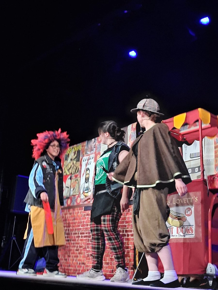 StaMMicaela's tweet photo. 1° ESO ha asistido a una recreación del teatro de Cervantes. Han disfrutado participando en las obras clásicas del siglo de oro.
#colegioshhcc 
#educaciónvicenciana 
#cervantes https://t.co/HghJrIm50v