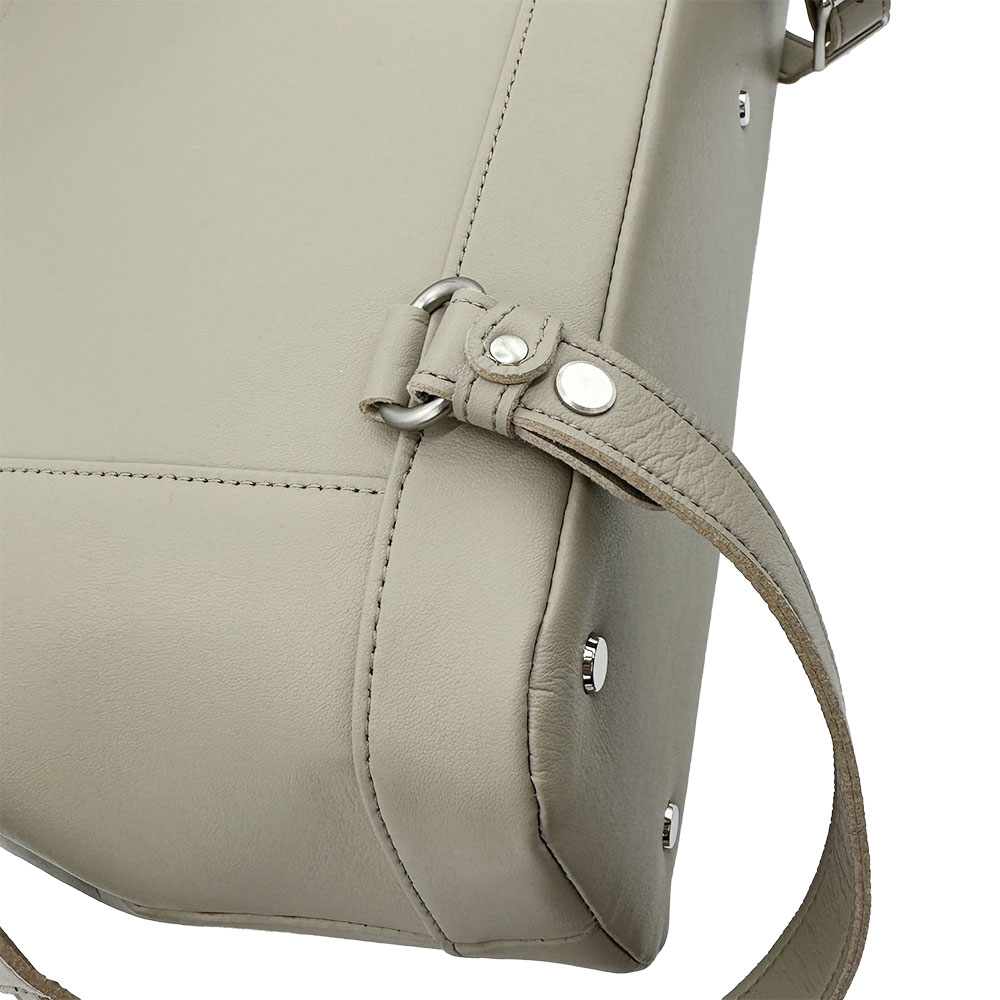 kanedaito_jp's tweet image. 背中に隠れてしまう裏側のデザインにもちょっとした工夫をしています。
リュックストラップのベルトループの形を丸いカシメのアールに合わせて裁断しています。
切り口まで美しく見せたいという小さなこだわりです。

#kanedaito #服部 #hattori #豊岡鞄 #バッグ