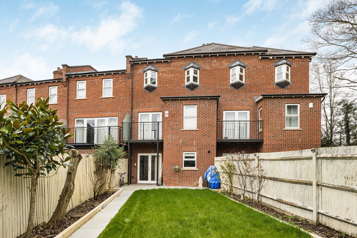 🏡 NEW INSTRUCTION – Charles Sevright Way, Mill Hill, NW7
💰 £1,100,000

Set within the highly sought after Millbrook Park development, this immaculately presented family home extends to approximately 1,813 sq ft and is arranged over three floors.