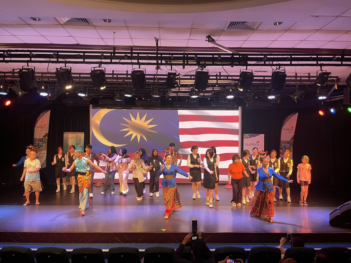 MaticMY's tweet image. 📸 Memories to cherish, stories to share 🥰

#MaticMY #OneStopCentre #VisitMatic #CulturalDance #VisitMalaysia2026 #SurrealExperiences #MalaysiaTrulyAsia #CutiCutiMalaysia #CulturalShow #MalaysiaDance #TraditionalDance #PersembahanKebudayaan #Malaysia