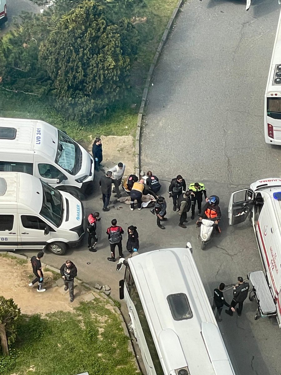 AksanSertac's tweet image. #SONDAKIKA

🗣️ İstanbul Valisi:

2 polis hafif yaralı. 

1 terörist öldürüldü. 2 terörist yaralı olarak ele geçirildi.

Ölenlerin kimlik tespit çalışmaları devam ediyor. 

Provakasyon kokan bir hareket. 

Bu konsoloslukta 2,5 yıldır herhangi bir faaliyet yok.