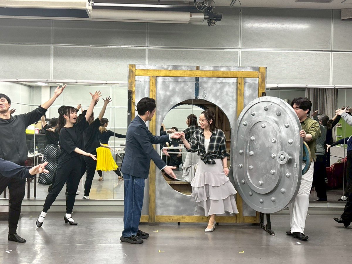 tcmltt_2025's tweet photo. 『改心の先に』
こちらもセットが届き、集中稽古が進んでいます！
日々変化してきています🔥
この空気感を、ぜひ劇場でも味わっていただきたいです✨

既にお席が少なくなっている回もございます。4/17（金）・4/18(土)夜の回がおすすめです。ぜひお早めに‼️

#夜明けMLTT2026
 #MLTT https://t.co/Ytx7hHrX2I