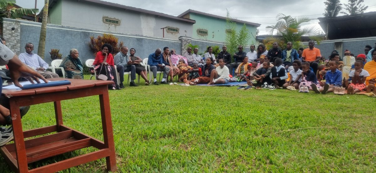 SamKabera's tweet photo. #KWIBUKA32
===========
Sereko wa @RwamaganaDistr yakatiwe igifungo cy'imyaka 5 azira gutunga Cassette za Kamaliza na Nyiranyamibwa,...[Ubuhamya]

Abaturage bo mu mu murenge wa Muhazi,mu Kagari ka Karitutu mu midugudu ya Kingondo na Nyarugarama yahuriye hamwe aho batangiriye icyumweru cy'icyumamo hibukwa ku Nshuro ya 32 Jenoside yakorewe abatutsi mu 1994.

Gasana Canisius watanze ikiganiro
yavuzeko ibiganiro nk'ibi biba bigamije kwibutsa abantu amateka banyuzemo(igihugu cyanyuzemo),ati:"Utazi amateka ntamenya iyo ava ndetse ntabwo amenya aho ajya."

Uwitwa Sereko watanze ubuhamya avugako yahamagajwe mu Biro bya Perezida Habyarimana  bamuziza ko yari atunze indirimbo(Cassette) za Nyiranyamibwa na Kamaliza kuko ibi byatumye bamubwirako akorana n'inyenzi ibi byanatumye akatirwa igifungo cy'Imyaka 5 muri Gereza ya 1930 i Kigali.

@Unity_MemoryRw
@ALFREDHITIMANA3
@JustinNsengima
@oswaki 
@de_ndoli 
@VOICE_FM_RWANDA 
@RwandaEast 
@PudenceR