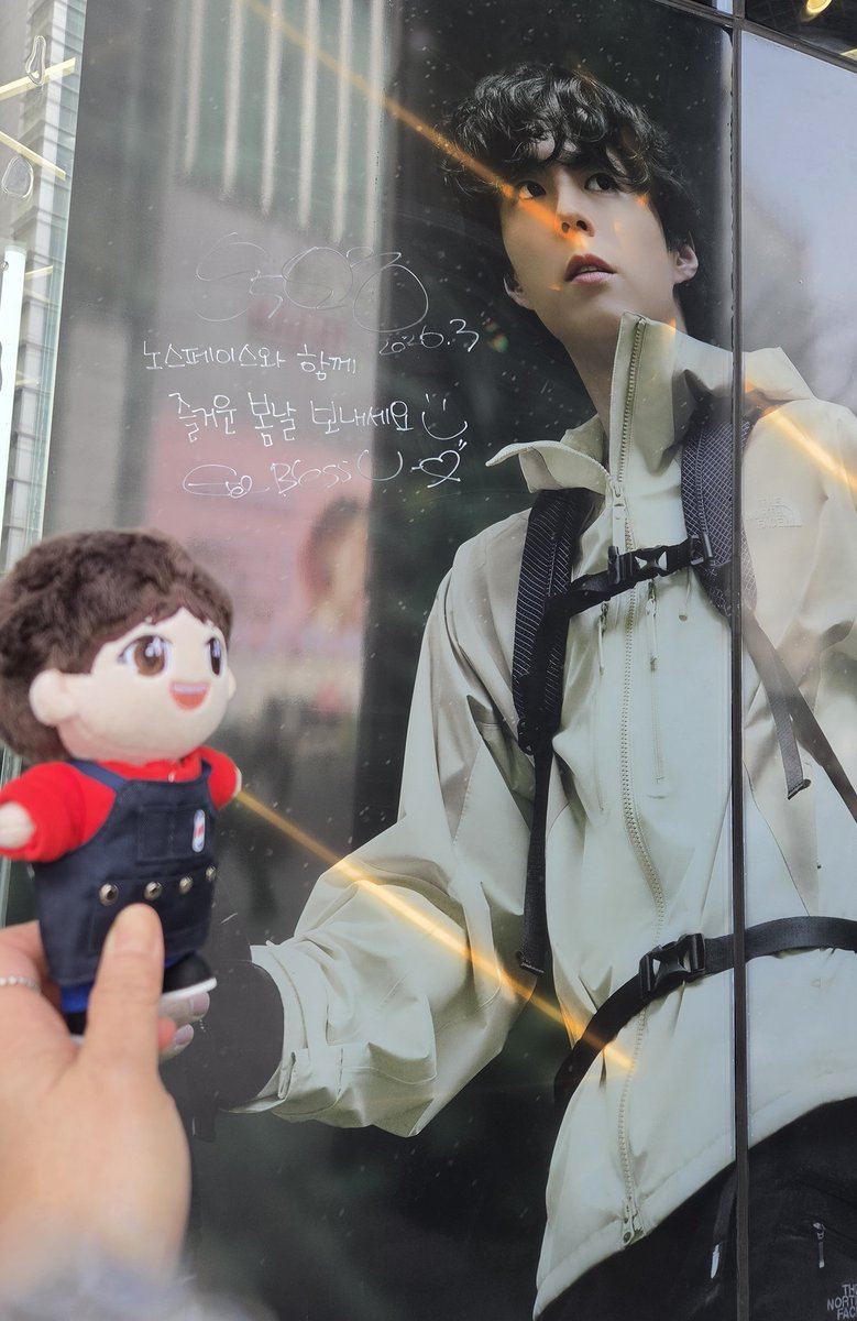 sfc_jujulee's tweet photo. 202603 @BOGUMMY at Myeongdong 

#박보검 
#theNorthFace 
#jungKwanJang https://t.co/148oue086K