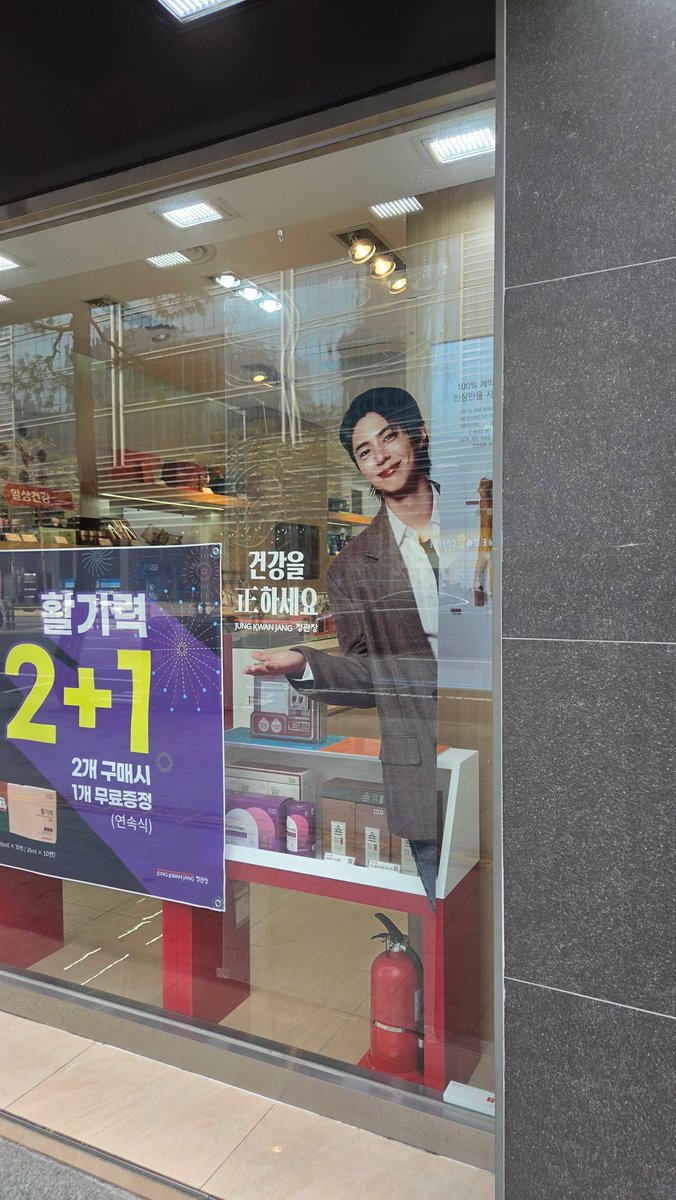 sfc_jujulee's tweet photo. 202603 @BOGUMMY at Myeongdong 

#박보검 
#theNorthFace 
#jungKwanJang https://t.co/148oue086K