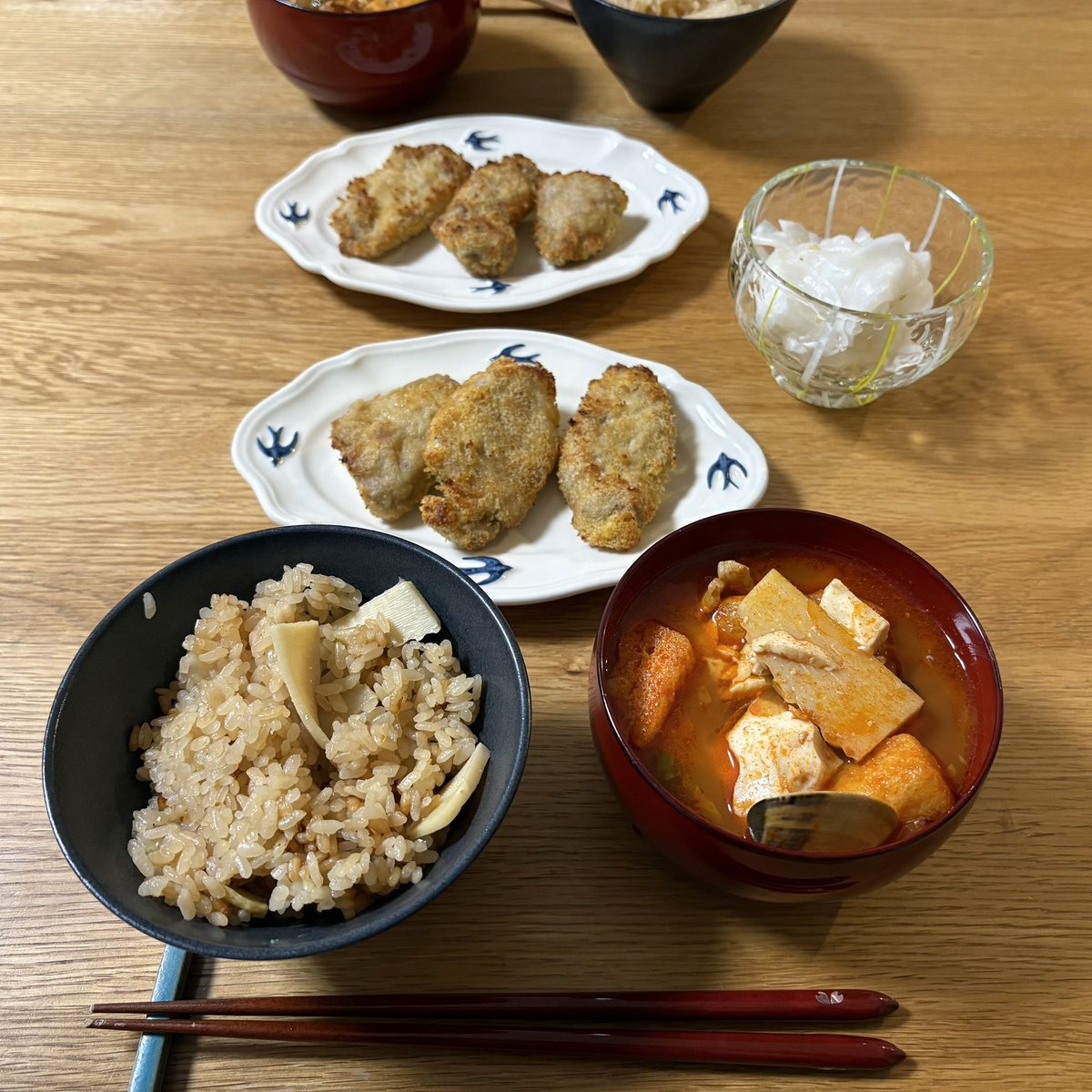 お疲れ様です〜
筍ごはん（義母が下茹でしてくれた）
ヒレカツ（義母が揚げるだけにしてくれた）
スンドゥブチゲ（義母が塩抜きしたはまぐりをくれた）
カブ漬け（義母が作ってくれた）
です
義母偉大すぎる、、