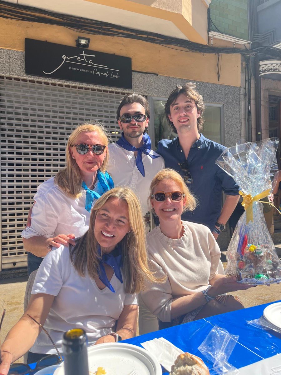 gllanavega's tweet photo. 🔹Gran día en la comida en la calle de Avilés, compartiendo con nuestro presidente regional @AlvaroQueipo , nuestra eurodiputada @susanasolisp y tantos compañeros de esta gran familia del @PP_Asturias .

🗣️Seguimos sumando, trabajando por Avilés y por Asturias. https://t.co/qZZrwJXZfz