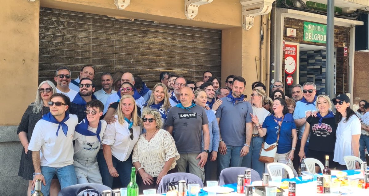 gllanavega's tweet photo. 🔹Gran día en la comida en la calle de Avilés, compartiendo con nuestro presidente regional @AlvaroQueipo , nuestra eurodiputada @susanasolisp y tantos compañeros de esta gran familia del @PP_Asturias .

🗣️Seguimos sumando, trabajando por Avilés y por Asturias. https://t.co/qZZrwJXZfz