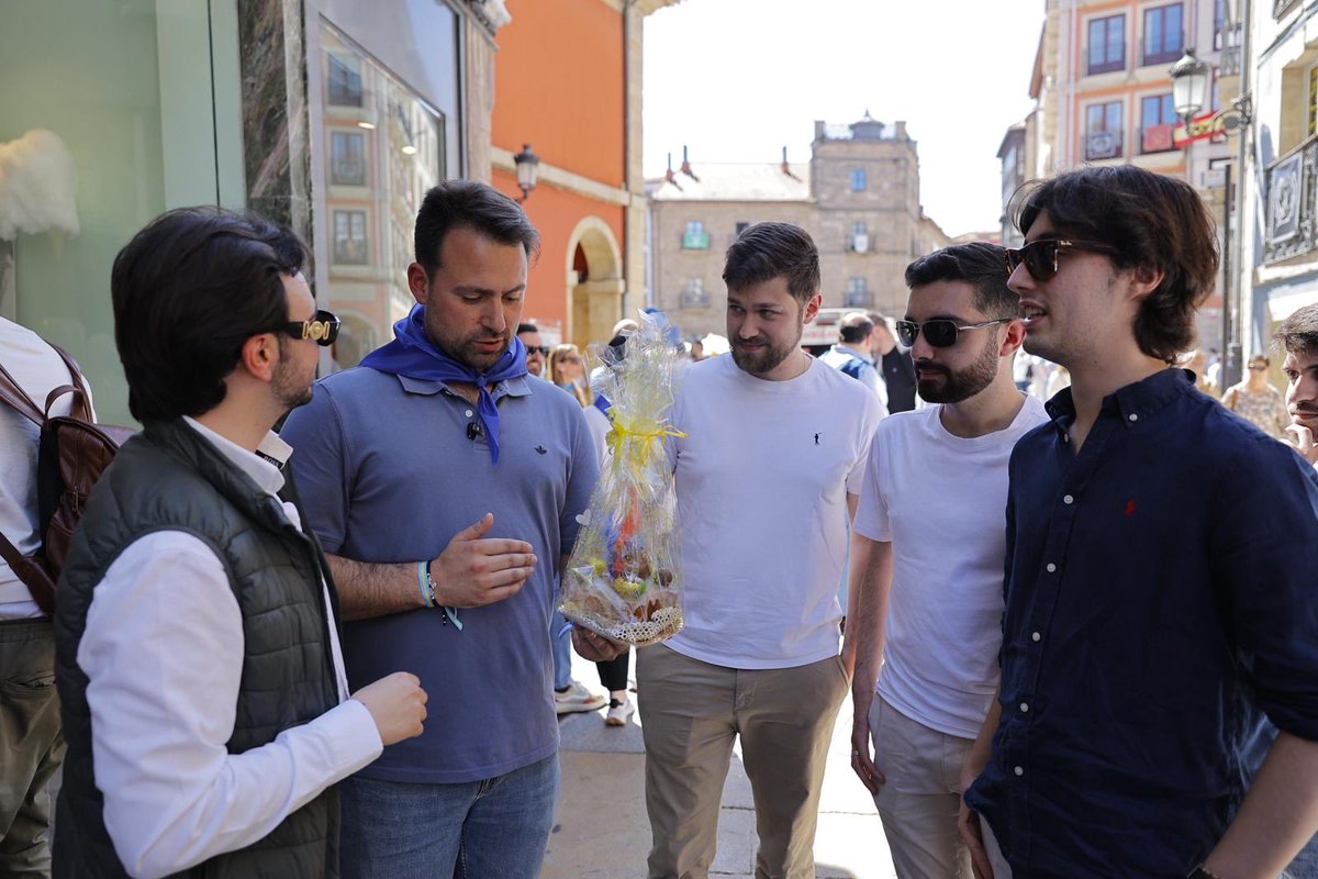 gllanavega's tweet photo. 🔹Gran día en la comida en la calle de Avilés, compartiendo con nuestro presidente regional @AlvaroQueipo , nuestra eurodiputada @susanasolisp y tantos compañeros de esta gran familia del @PP_Asturias .

🗣️Seguimos sumando, trabajando por Avilés y por Asturias. https://t.co/qZZrwJXZfz