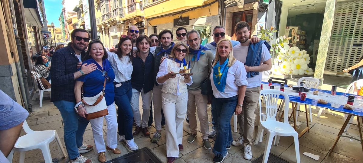 gllanavega's tweet photo. 🔹Gran día en la comida en la calle de Avilés, compartiendo con nuestro presidente regional @AlvaroQueipo , nuestra eurodiputada @susanasolisp y tantos compañeros de esta gran familia del @PP_Asturias .

🗣️Seguimos sumando, trabajando por Avilés y por Asturias. https://t.co/qZZrwJXZfz