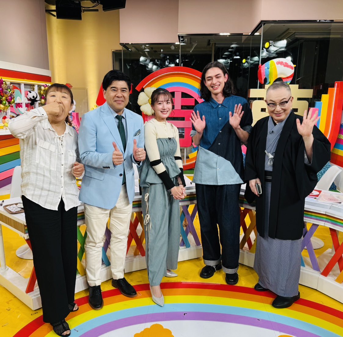 gojimu's tweet photo. 追跡🔎
新潟出身の視聴者の方に新潟の魅力を教えていただける事になり、銀座にあるアンテナショップTHE NIIGATAへ
様々な名産品をご紹介いただきましたが、まだまだ魅力を語り足りないという事で、新潟出身の皆さんと座談会を開催！新潟の素敵な所や裏側を語り合っていただきました✨

新コーナー！
泣きっ面にメシ🍚3択レストラン！
落ち込んでいる人が食べたいスイーツを予想するクイズ！
正解した大島さんとトキさんがケーキを実食🍰
写真では北斗さんがつまみ食いをしています🧁

トキさんのけん玉チャレンジは｢はやて中皿｣
カメラマンさんとも打ち合わせをしてバッチリ画角内で大成功✌️

明日もお楽しみに〜🌈

#gojimu