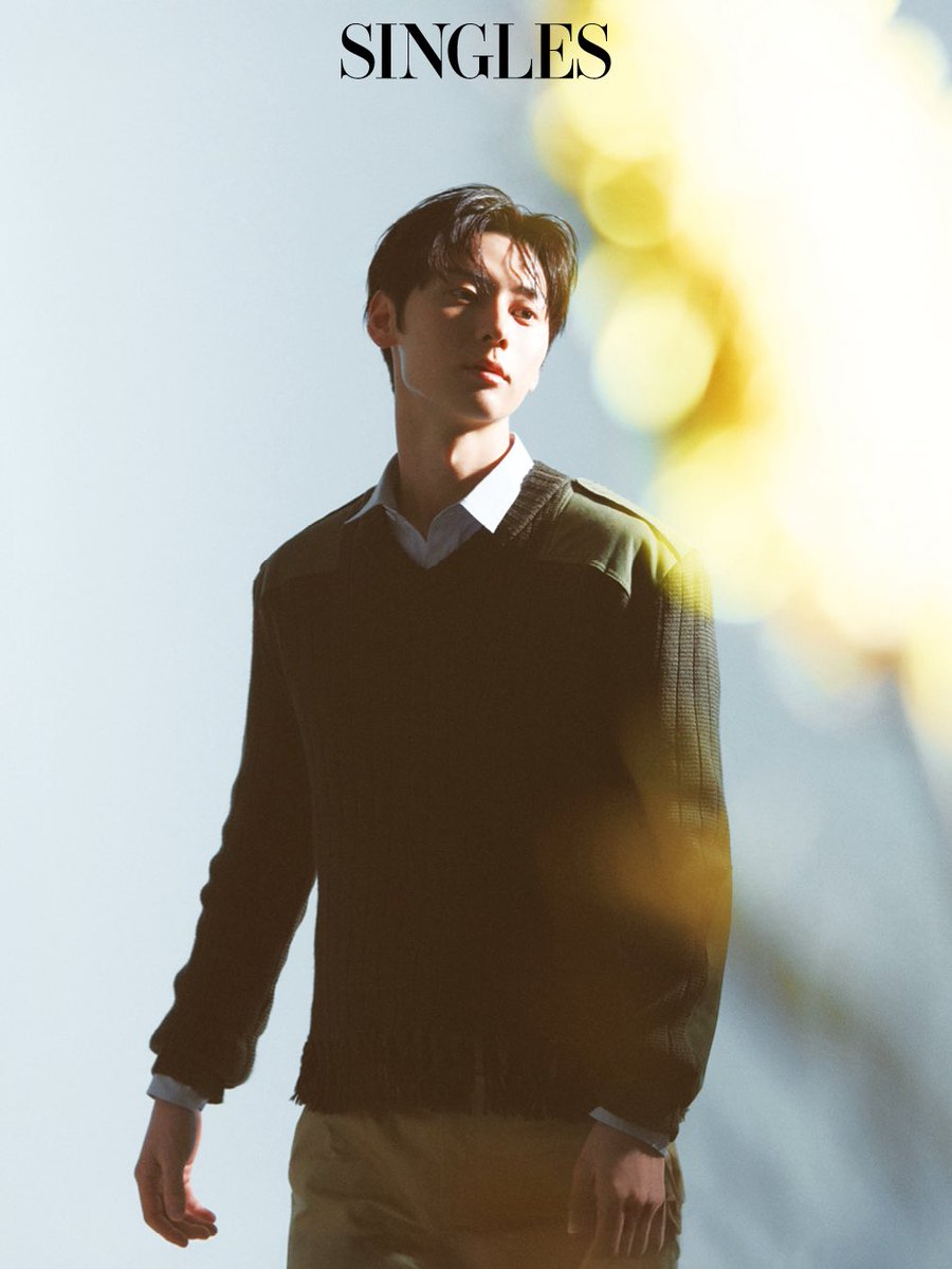 [260407] SINGLES KOREA 싱글즈

지금 다시 피어나는 황민현

봄의 공기, 다시 만난 얼굴들. 서른의 문턱에서 황민현은 여전히 다음 장면을 준비하고 있다.

1. 그레이 재킷과 블루 스트라이프 셔츠, 타이는 모두 Valentino.
2. 화이트 셔츠와 네이비 팬츠, 머플러, 스니커즈는 모두 Dior.
3. 니트