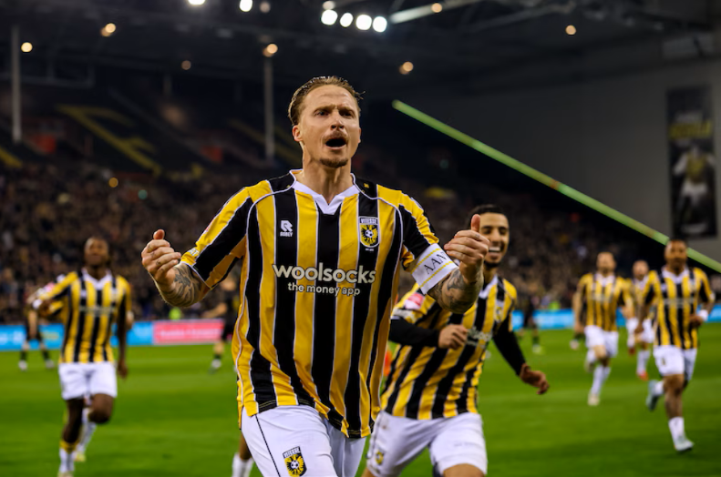 joelneville13's tweet photo. Voor de vaders die hun zonen meenamen, voor de stad aan de Rijn, voor Vitesse. Wij wijken niet voor de stilte van de wachtkamer. Fouten gemaakt, deze erkend maar óók met de rug tegen de muur HERSTELD. 

Wij zijn geen dossier, wij zijn #Vitesse. 💛🖤

#Arnhem #KNVB #Clubliefde https://t.co/AvhYzcNepC