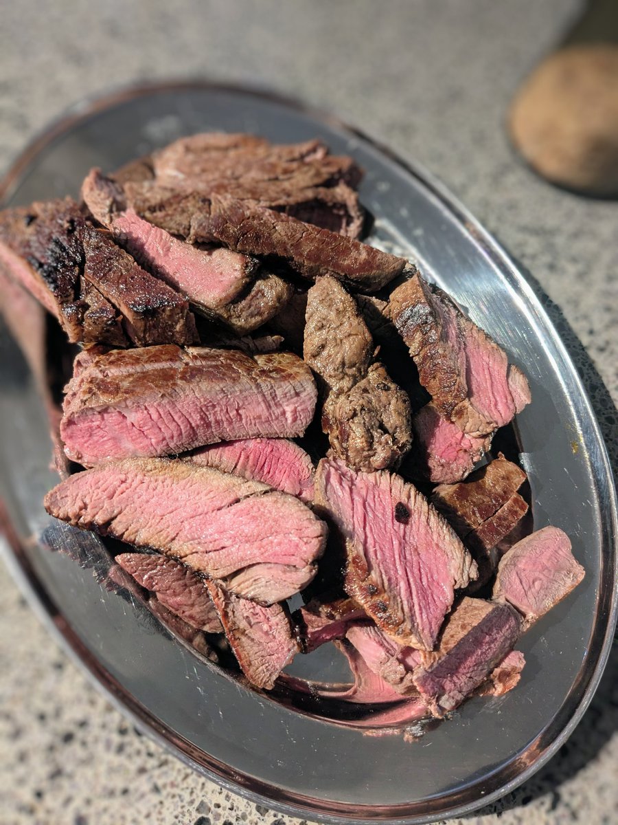 paulfenwick's tweet image. The Daughter wanted to make tonight's menu .. garlic, parmesan, peppercorn steak .. 
She nailed it, was delicious.. #daughter #foodporn