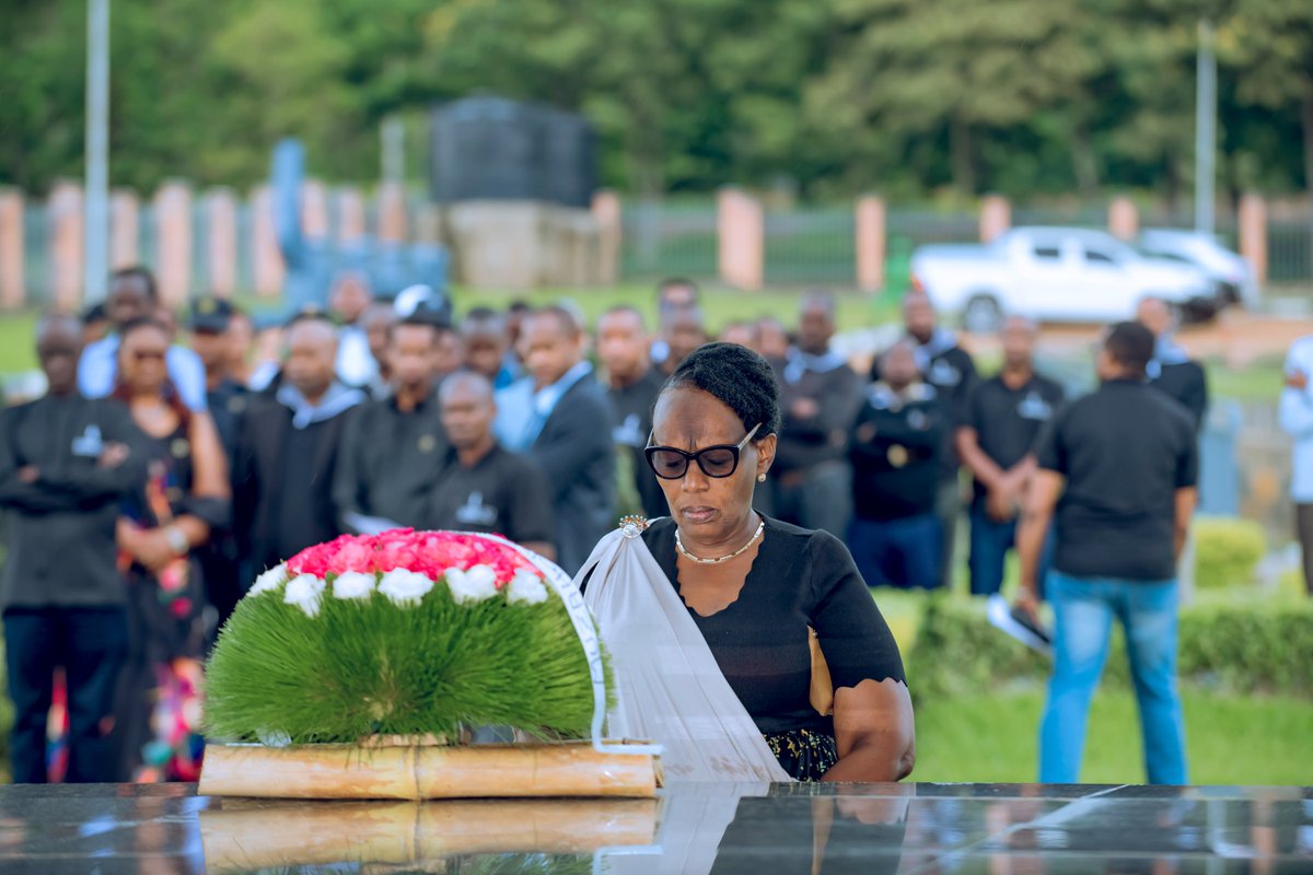NyagatareDistr's tweet photo. Mu gutangiza icyumweru cy'icyunamo n'iminsi 100 yo #Kwibuka32 Jenoside yakorewe Abatutsi mu 1994, ku rwego rw'Akarere, Depite Wibabara Jennifer, Depite Mussolini Eugène, Ubuyobozi bw'Akarere, Inzego z'Umutekano, uhagarariye @Ibuka_Rwanda mu Karere, Abajyanama b'Akarere, abahagariye amadini n'amatorero, n'abandi bashyize indabo ku Rwibutso rwa Jenoside yakorewe Abatutsi rwa Nyagatare, bunamira imibiri iharuhukiye, banacana urumuri rw'icyizere.
#Kwibuka32