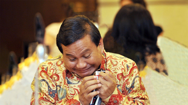 LambeSahamjja's tweet photo. Guys, lu tau nggak? 
Ada teori yang bilang Prabowo belajar banyak dari sejarah kelam Indonesia… 
dan sekarang keliatannya semua 
Diam diam mengulang kerajaan baru 

Badai Sempurna 1998:
Waktu itu, Indonesia kena badai sempurna dari segala arah:

- Ekonomi ambruk: Rupiah dari Rp2.000 → Rp17.000/USD, harga sembako & BBM naik gila-gilaan, PHK massal.
- Tragedi Trisakti: 4 mahasiswa tewas ditembak, memicu kemarahan rakyat.
- Kerusuhan massal: Jakarta & kota besar dilanda penjarahan & pembakaran
- Krisis kepercayaan: Rakyat udah muak sama KKN 32 tahun.
- Ditinggal orang terdekat: 14 menteri & pimpinan DPR minta Soeharto mundur.

Tekanan gak terbendung dari mahasiswa, rakyat, bahkan menterinya sendiri… akhirnya Soeharto berhenti demi menghindari pertumpahan darah lebih besar.

Prabowo Sekarang:
Sekarang coba liat kabinetnya Prabowo. 
Semua mentrinya rata-rata teman dekat dia, walau dari partai lain. Strategi jelas: trust & loyalty dulu, partai urusan kedua.

Menteri dari Gerindra:
Prasetyo Hadi → Menkesetneg
Sugiono → Menlu
Sjafrie Sjamsoeddin → Menhan
Fadli Zon → Menbud
Maruarar Sirait → Perumahan & Kawasan Permukiman
Supratman Andi Agtas → Menkumham

Golkar Menteri
Bahlil Lahadalia, Agus Gumiwang, Nusron Wahid, Meutya Hafid…

Demokrat Menteri
 Agus Harimurti Yudhoyono, Teuku Riefky Harsya, Iftitah Suryanagara

PAN & PKB:
PAN (2 Menteri): Zulkifli Hasan & Yandri Susanto
PKB (2 Menteri): Muhaimin Iskandar & Abdul Kadir Karding

Koalisi Lainnya:
PBB: Yusril Ihza Mahendra → Menko Hukum, HAM, Imigrasi & Pemasyarakatan
PSI: Raja Juli Antoni → Menteri Kehutanan

Strategi Prabowo keliatan jelas:
Loyalitas diutamakan, bukan sekadar partai.
Semua posisi penting diisi orang yang dia percaya → kontrol & koordinasi lebih gampang.

Jadi kalau lu liat semua di pemerintahan semua orang orang dia
tau kan kenapa bahlil, AHY, Zulkifli Hasan, Muhaimin Iskandar itu kagak bakal pernah di ganti
ya itu pion prabowo semua 
tiap partai ada pion dia + ketum partai 

Jadi apakah bakal keulang 1998 ?
Gk bakal kejadian 
karna dulu masih bnayak oposisi 
sekrang mah udah di amanin semua
jadi mau seburuk apapun pemerintah sekrang 
rasanya sulit 
walaupun rupiah ke 100.000
atau siswa keracunan MBG bnayak 
udah tau lah kita alasannya